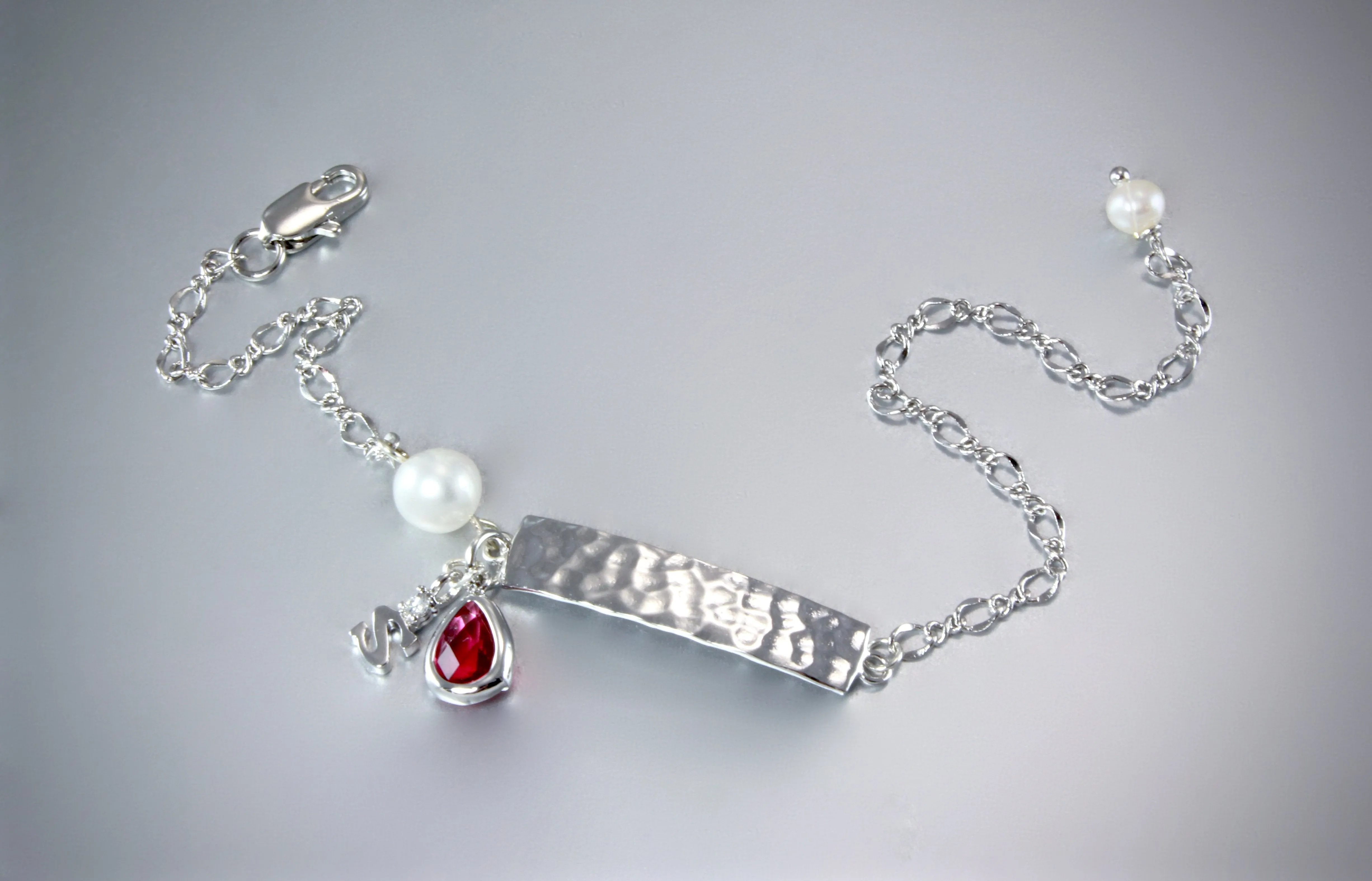 "Cora" - Minimalist Hammered Bar and Pearl Personalized Bracelet - Available in Silver and Gold