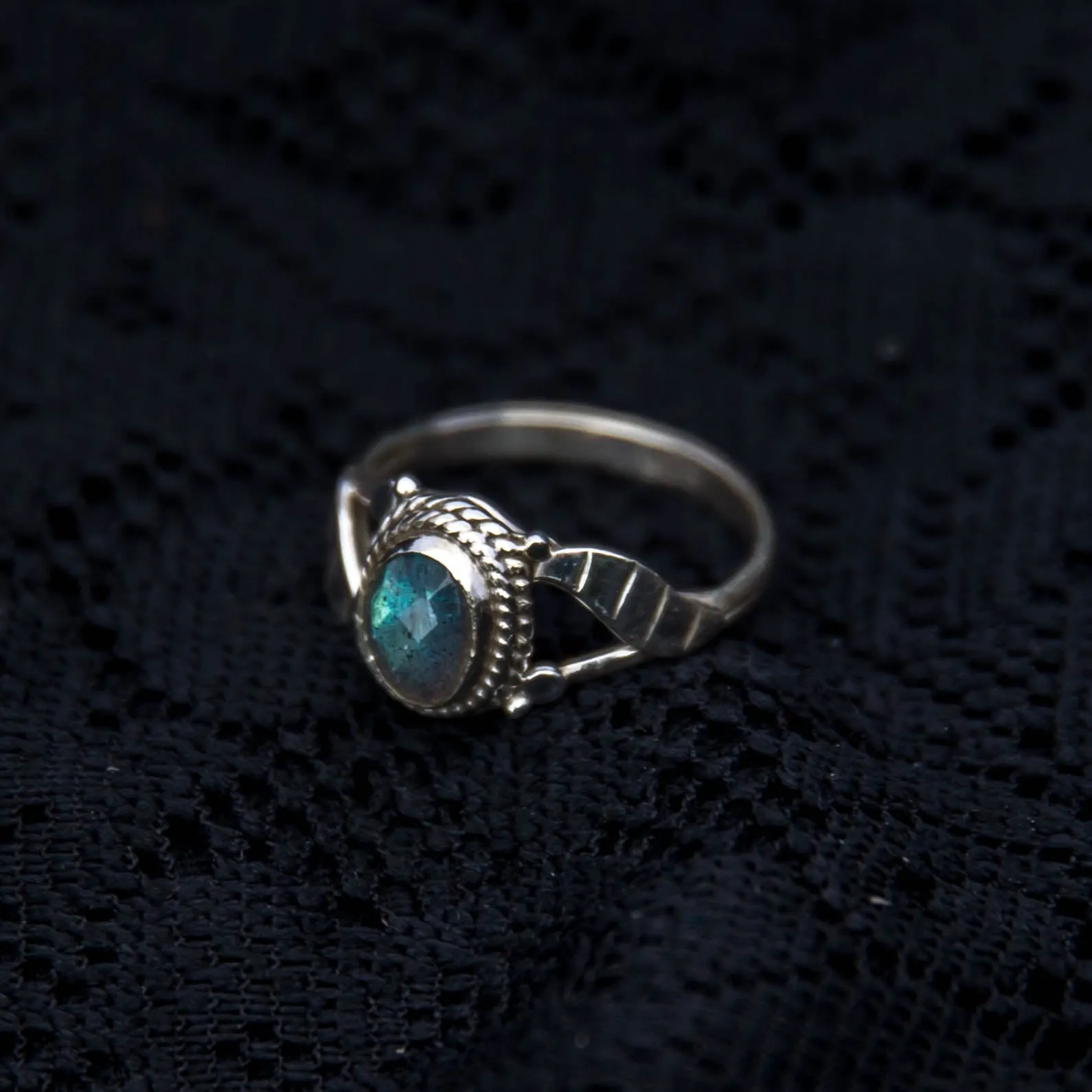 Simple Leaf Ring - Silver - Labradorite