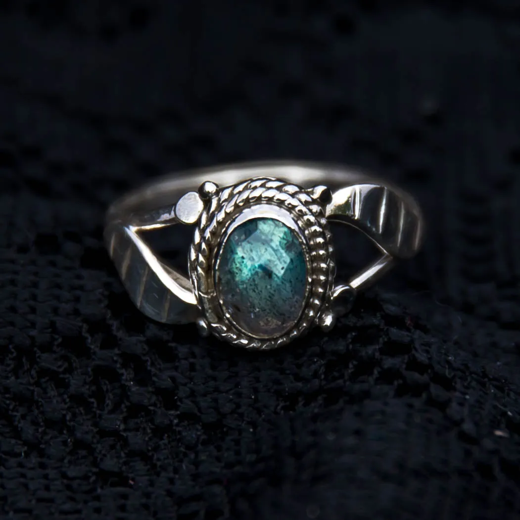 Simple Leaf Ring - Silver - Labradorite