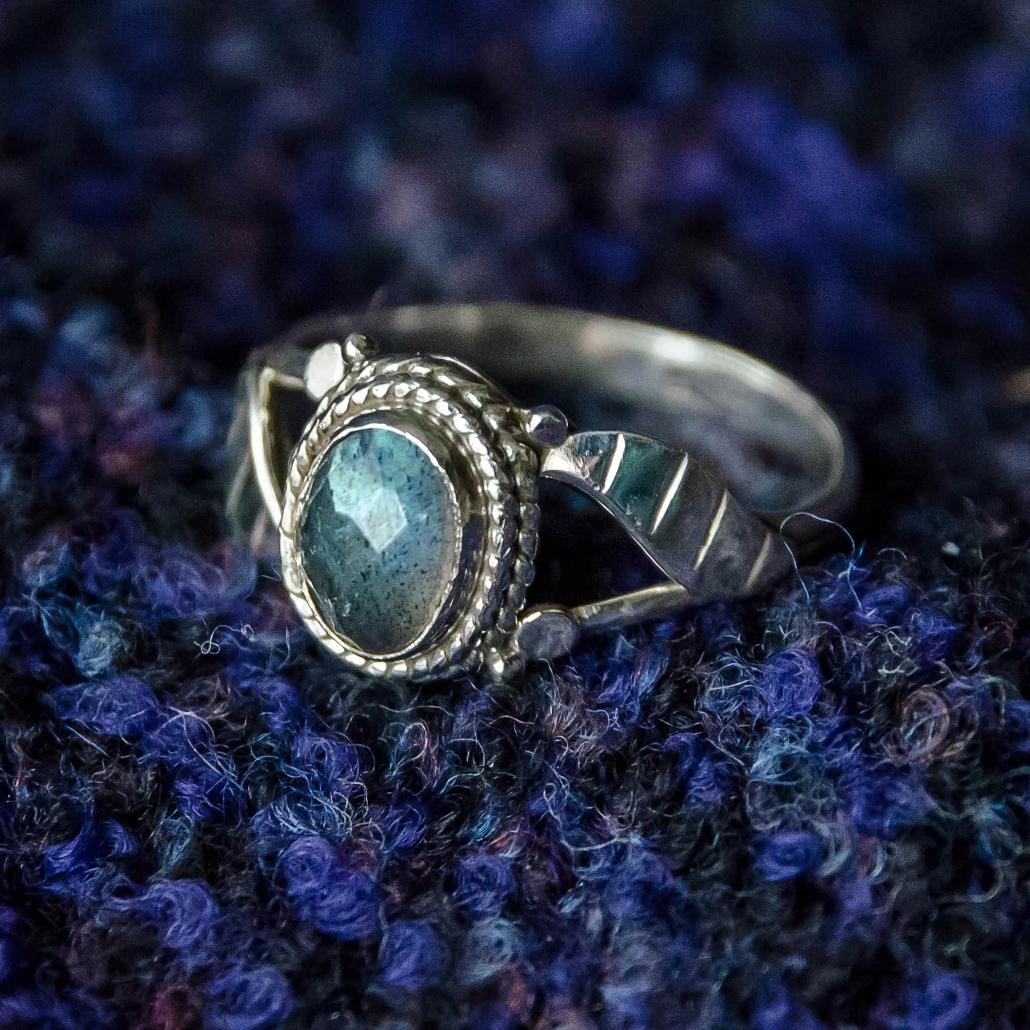 Simple Leaf Ring - Silver - Labradorite