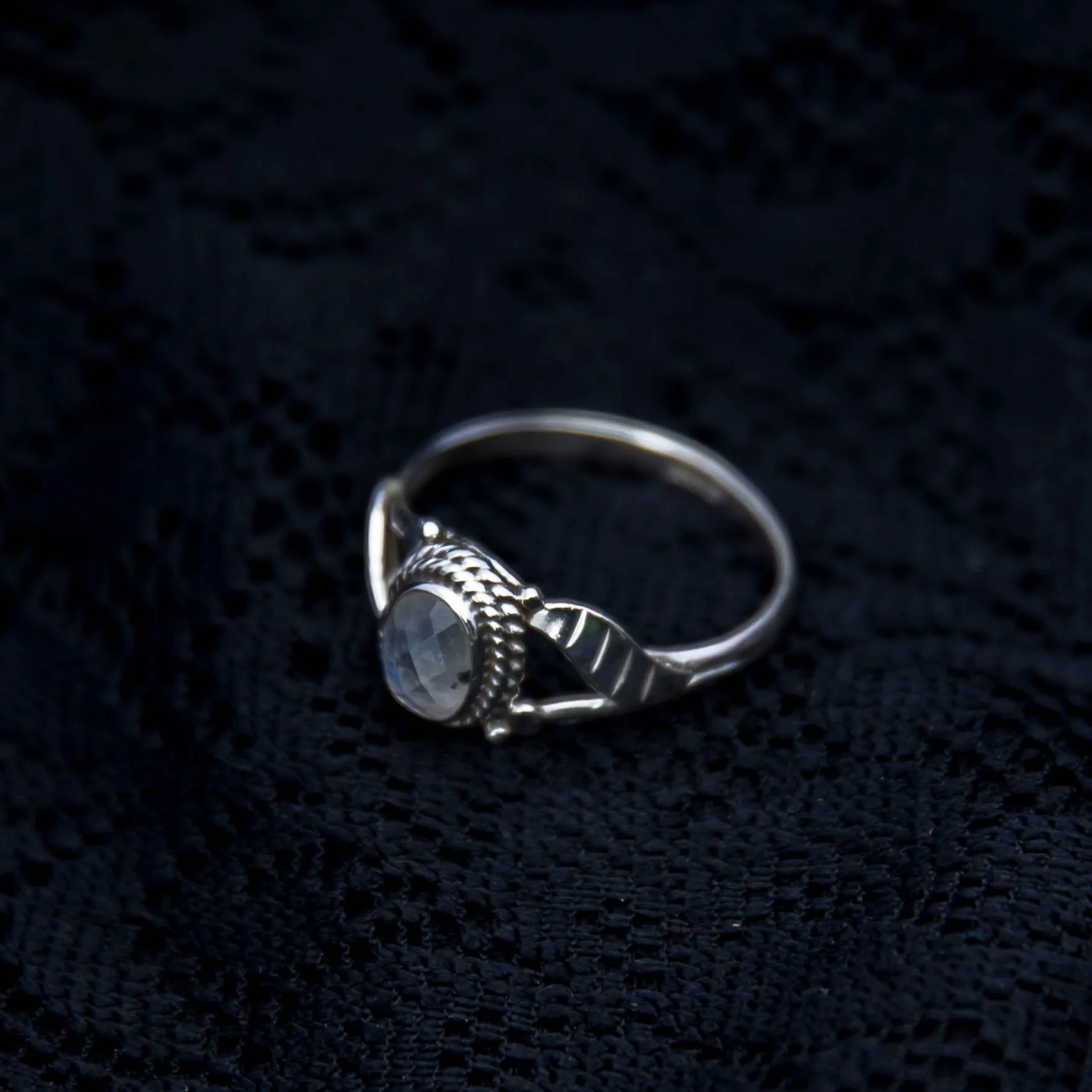 Simple Leaf Ring - Silver - Moonstone