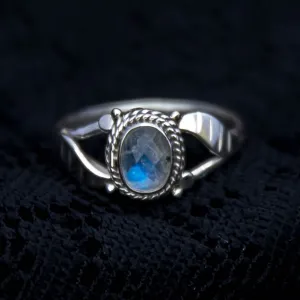 Simple Leaf Ring - Silver - Moonstone