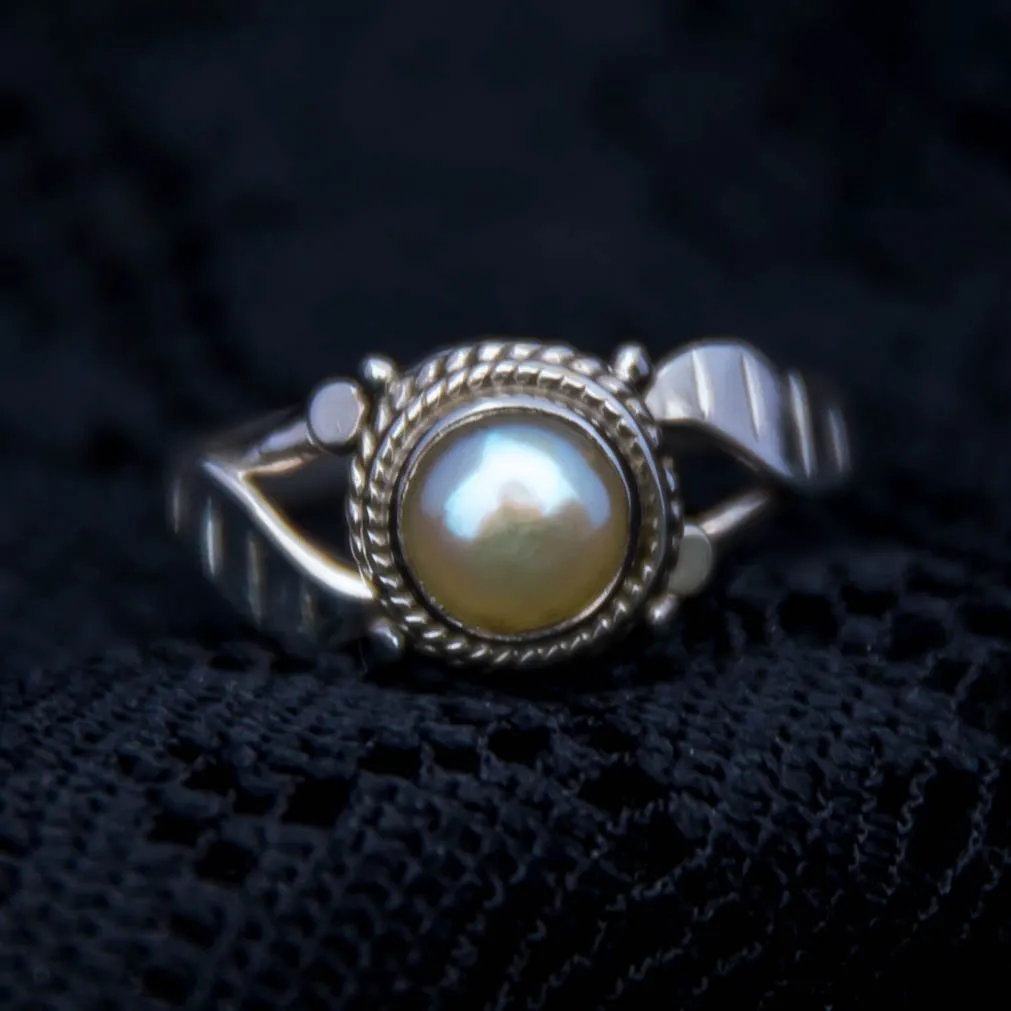 Simple Leaf Ring - Silver - Pearl